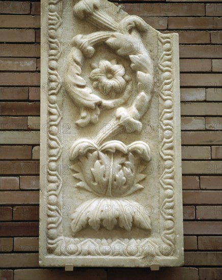 FRISO DECORADO CON MOTIVOS VEGETALES Y ROLEOS-
MERIDA, MUSEO DE ARTE ROMANO
BADAJOZ

This image