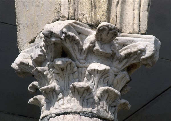CAPITEL CORINTIO EMERITENSE CON MOTIVOS VEGETALES -
MERIDA, MUSEO DE ARTE ROMANO
BADAJOZ

This