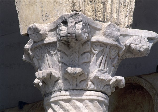 CAPITEL CORINTIO EMERITENSE CON MOTIVOS VEGETALES -
MERIDA, MUSEO DE ARTE ROMANO
BADAJOZ

This