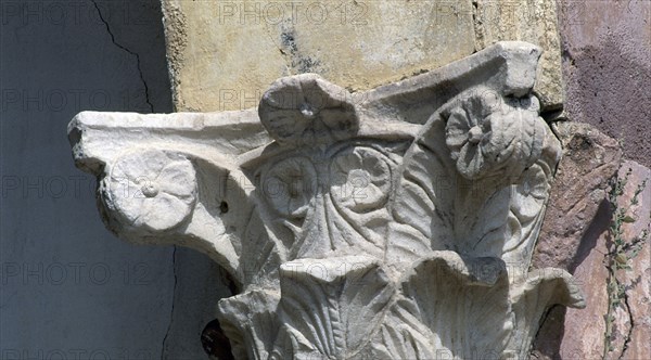 CAPITEL CORINTIO EMERITENSE CON MOTIVOS VEGETALES -
MERIDA, MUSEO DE ARTE ROMANO
BADAJOZ

This