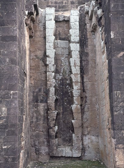 CHIMENEA ADOSADA AL MURO POSTERIOR DEL RELIEVE DE SURYA(DIOS
KONARAK, TEMPLO DEL