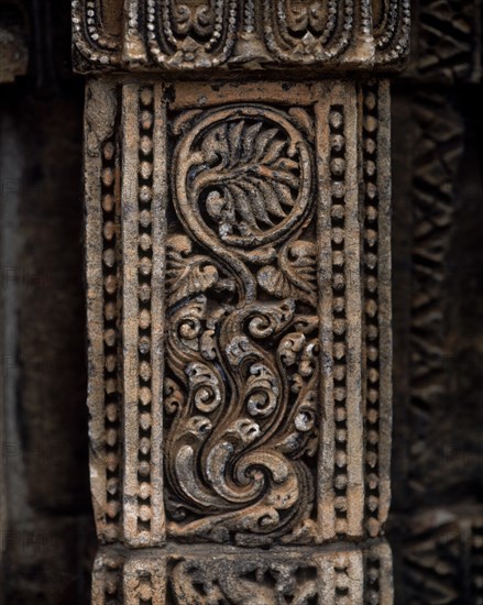FRISO DECORADO CON MOTIVOS VEGETALES EN EL MURO DE UN TEMPLO
BHUVANESVAR, EXTERIOR
INDIA

This