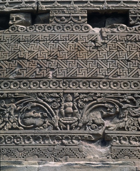 Détail de bas-reliefs du stûpa de Dhamek en Inde