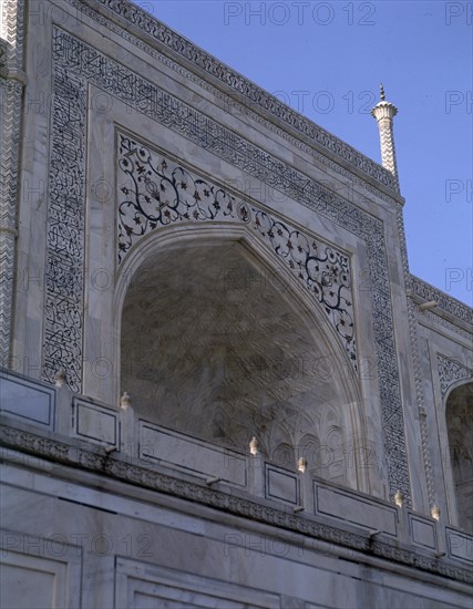 DET ARCO TUDOR DE LA FACHADA CON DECORAC VEGETAL EN MARMOL
AGRA, TAJ MAHAL
INDIA

This image is
