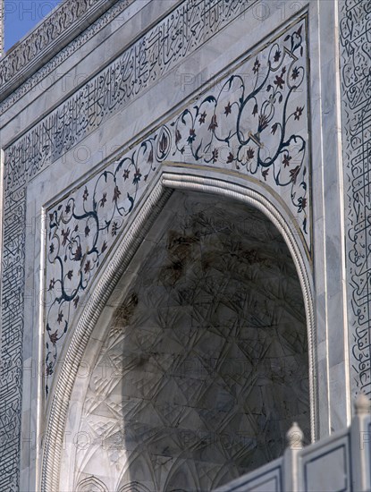 DET ARCO TUDOR DE LA FACHADA CON DECORAC VEGETAL EN MARMOL
AGRA, TAJ MAHAL
INDIA

This image is