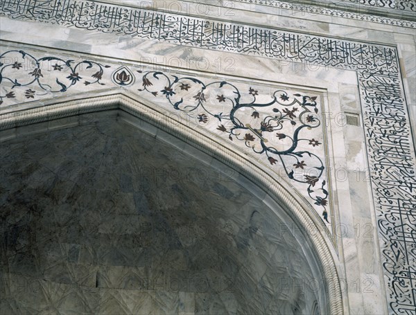 DET SUP DCHO DEL ARCO TUDOR DE ACCESO CON DECORAC VEGETAL
AGRA, TAJ MAHAL
INDIA

This image is