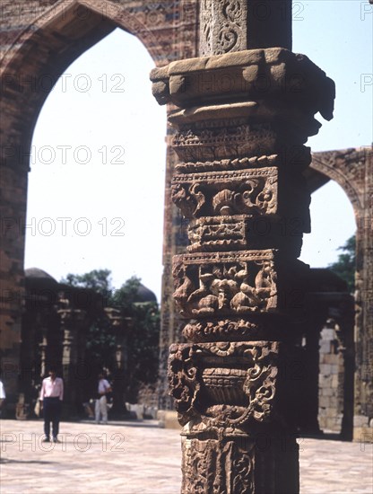 DET DE COLUMNA HINDU Y ARCO FRENTE AL PATIO
DELHI, MEZQ QUWWAT-AL-ISLAM
INDIA