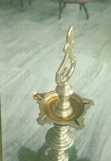 *LAMPARA DE ACEITE
AGRA, HOTEL MUGHAL SHERATO
INDIA

This image is not downloadable. Contact us