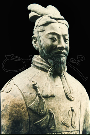 ESTATUA EN TIERRA COCIDA DE UN GENERAL-DETALLE MEDIO CUERPO-S III A J.C.
XIAN, MAUSOLEO QIN SHI