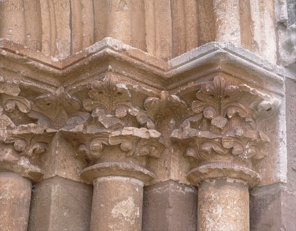 EXTERIOR-DET CAPITELES DECORADOS CON MOTIVOS VEGETALES
BUGEDO, MONASTERIO SANTA