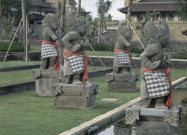 EXTERIOR-JARDINES-ESCULTURAS-GUERREROS CON VESTIDOS DE TELA
BALI, HOTEL