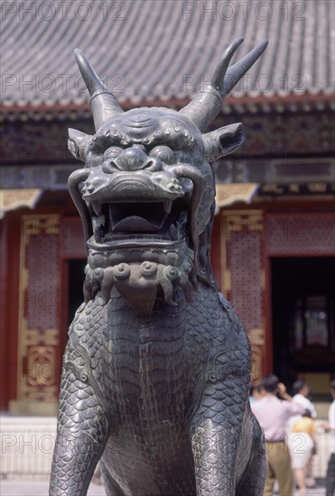 PATIO-ESCULTURA DE BRONCE-MONSTRUO-DINASTIA QUING
PEKIN, PALACIO VERANO
CHINA

This image is