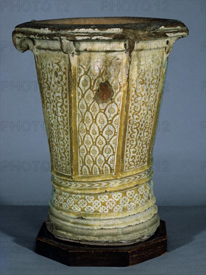 GOLLETE HIRSCH CON 8 CARAS Y PALMETAS DISIMETRICAS Y "SEBQA"-S XIV-NAZARI
GRANADA, MUSEO