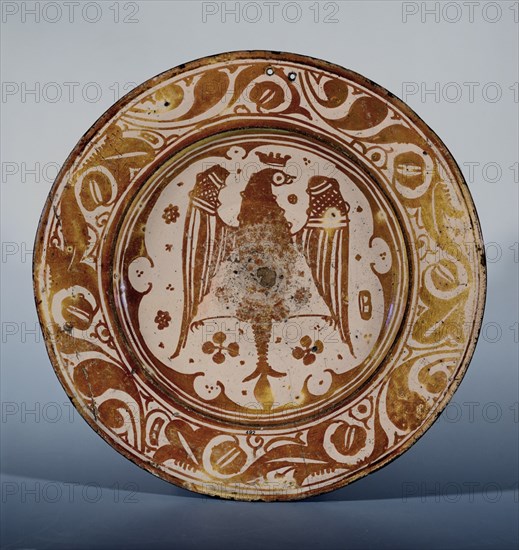 PLATO CATALAN DE LOZA DORADA-1599-DECORADA CON AGUILA CORONADA
MADRID, INSTITUTO VALENCIA DE DON
