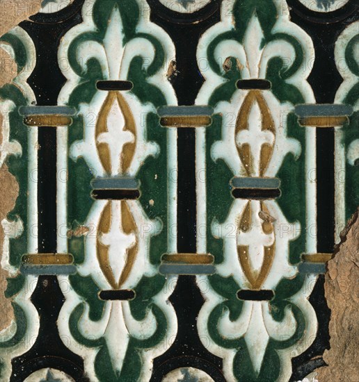 AZULEJO TOLEDANO CON ARCOS POLILOBULADOS CON VEGETALES-S XV
MADRID, INSTITUTO VALENCIA DE DON