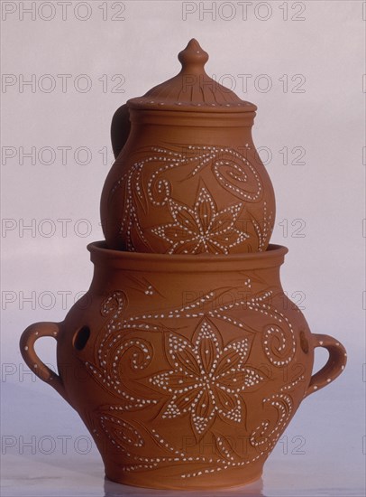 PUCHERO Y ANAFRE CON DECORACION "ENCHINADA" - ARTE POPULAR
CECLAVIN, COLECCION