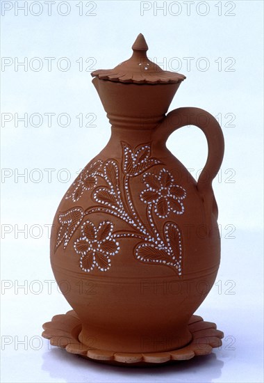 JARRA SIN VIDRIAR CON PLATO Y TAPA Y DECORACION "ENCHINADA"
CECLAVIN, COLECCION