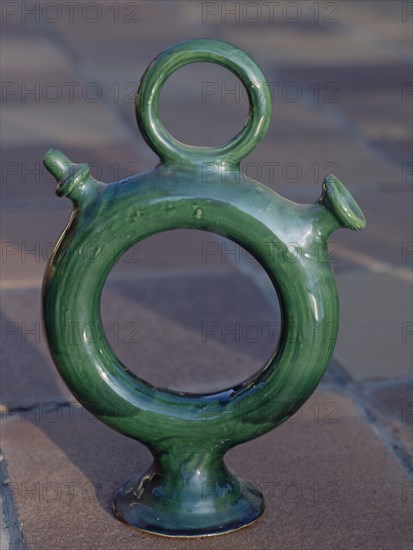 BOTIJO DE ADORNO CON FORMA DE ARO VIDRIADO EN VERDE - ARTE POPULAR S XX
NAVARRETE, COLECCION