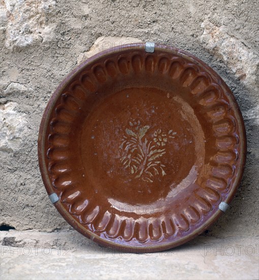 PLATO MARRON CON DECORACION VEGETAL E INCISOS-S XX ARTE POPULAR
SANTA MARIA, COLECCION