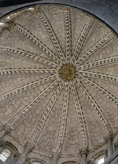 INTERIOR DEL CIMBORRIO:CUPULA SOBRE PECHINAS DE CARACTER BIZANTINO-S XII
ZAMORA,