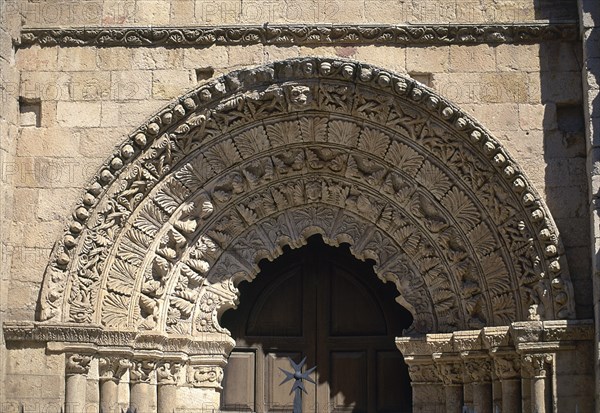 EXTERIOR-PORTADA MERIDIONAL CON 5 ARQUIVOLTAS CON DECORACION VEGETAL-ROMANICO
ZAMORA, IGLESIA DE