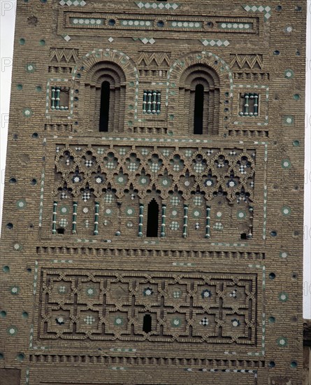 EXTERIOR-DET DECORACION:FAJAS CON LABORES DE LADRILLO Y AZULEJOS DE COLORES. 1º MITAD DEL S. XIV