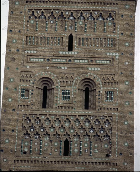 EXTERIOR-DET DECORACION:FAJAS CON LABORES DE LADRILLO Y AZULEJOS DE COLORES. 1º MITAD DEL S. XIV