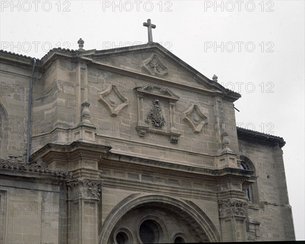 BERATUA MARTIN
EXTERIOR-PORTADA MERIDIONAL O PRINCIPAL-DET SUPERIOR:ESCUDO Y CRUZ
STO DOMINGO