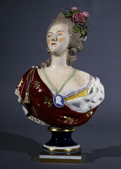 LECOMTE FELIX
BUSTO DE MARIA ANTONIETA-FRANCIA-FINES S XVIII-ALT 47 CM-PORCELANA
MADRID, BANCO