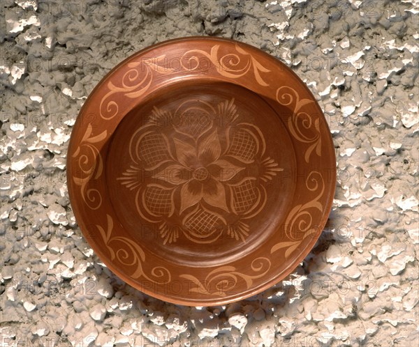 PLATO EN CERAMICA ROJA CON DECORACION INCISA VEGETAL-S XX ARTE POPULAR
SALVATIERRA BARROS,