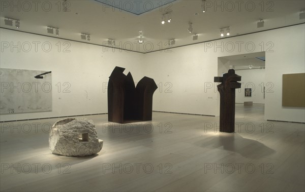 CHILLIDA EDUARDO 1924/2002
INTERIOR-PLANTA TERCERA-SALA CON ESCULTURAS DE CHILLIDA