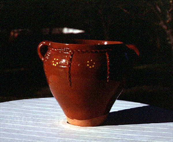OLLA-PUCHERO VIDRIADA Y CON DECORACION DE CORDON
NAVAL, COLECCION PARTICULAR
HUESCA