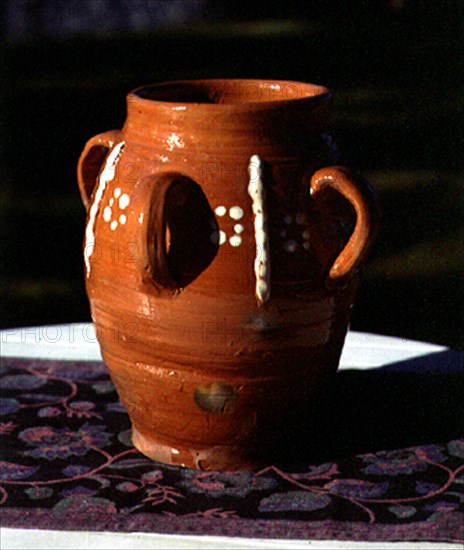 PUCHERO  O JARRA CON DECORACION DE CORDON EN BLANCO Y VIDRIADA
NAVAL, COLECCION