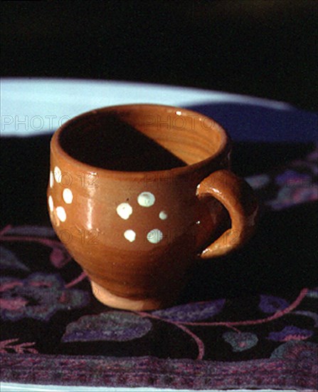 TAZA VIDRIADA CON DECORACION DE PUNTOS BLANCOS EN FORMA DE FLOR
NAVAL, COLECCION