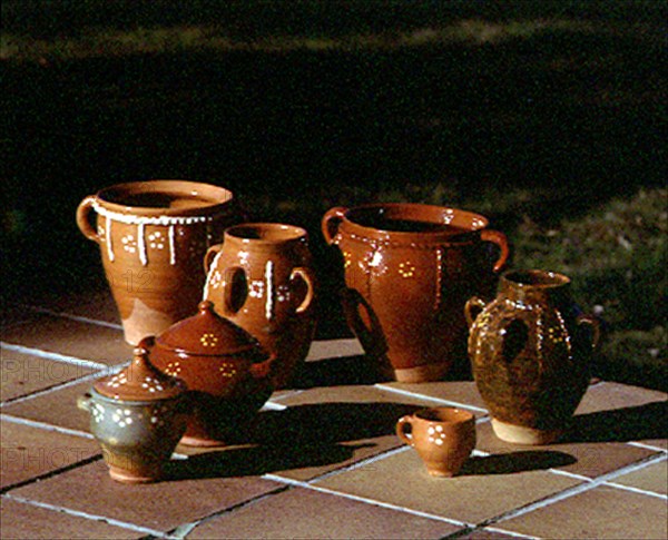 CONJUNTO DE PIEZAS DE CERAMICA VIDRIADA CON DECORACION DE CORDON Y  PUNTO
NAVAL, COLECCION