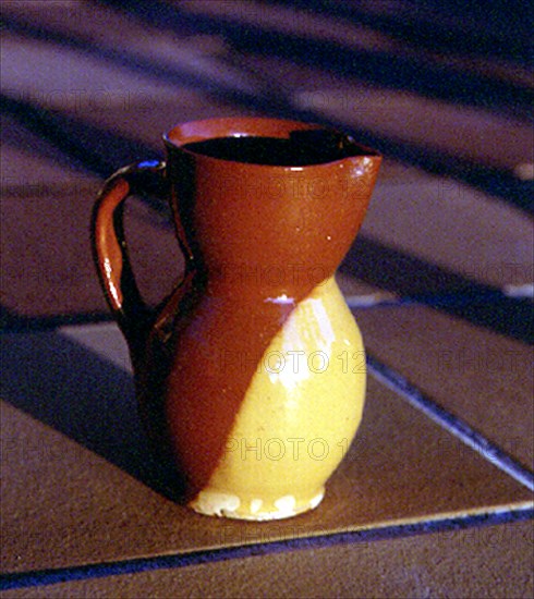 JARRA CON VIDRIADO EN DOS COLORES
ARRABAL DE PORTILLO, COLECCION PARTICULAR
VALLADOLID

This