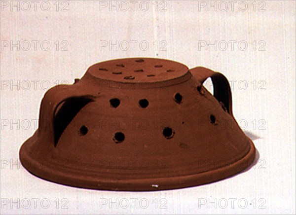 TAPA CON AGUJEROS PARA EL BRASERO
ARROYO DE LA LUZ, COLECCION PARTICULAR
CACERES

This image is