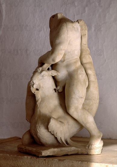INTERIOR-ESCULTURA ( HOMBRE SOBRE ANIMAL FANTASTICO)
ABADIA, PALACIO DE