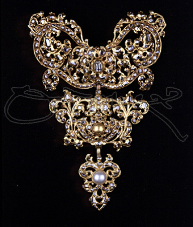 JOYA-LAZO CON TRES CUERPOS, ORO Y DIAMANTES - SXVII
MADRID, MUSEO DE ARTES DECORATIVAS
MADRID