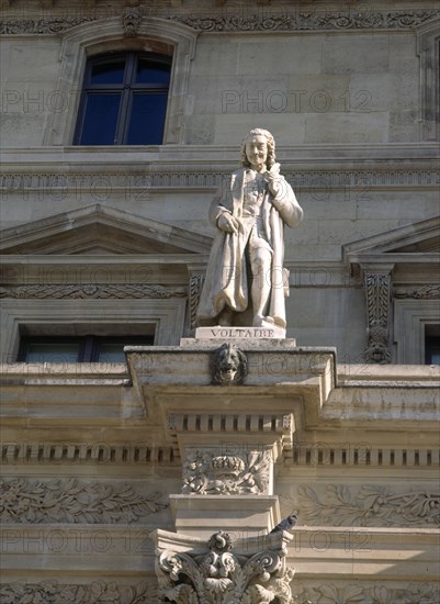 EXTERIOR-DET ESCULTURA DE VOLTAIRE 1694/1778
PARIS, MUSEO LOUVRE-EXTERIOR
FRANCIA

This image