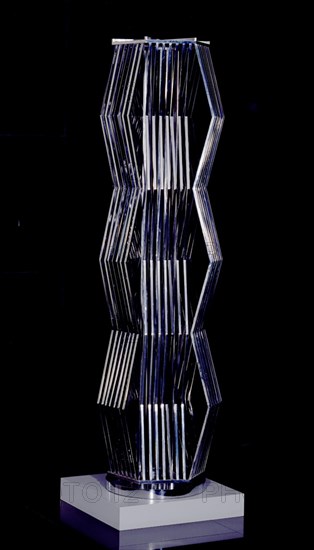 SEMPERE EUSEBIO 1923/85
ESCULTURA-OPOSICION EN ROMBOS 1972-ACERO CROMADO 200X56 CM
MADRID,
