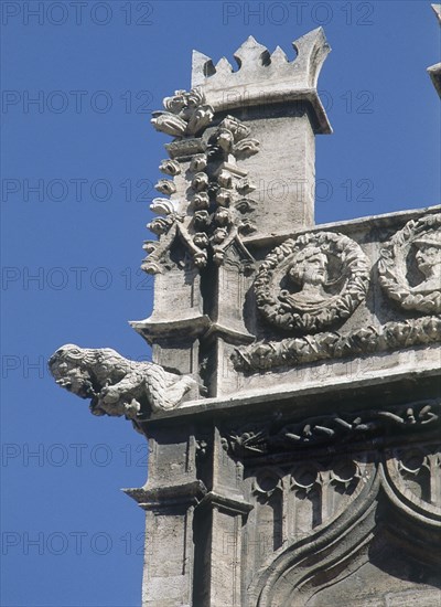 COMPTE PERE
EXTERIOR- DETALLE DE GARGOLA EN LA ESQUINA Y REMATES - GOTICO FLAMIGERO S