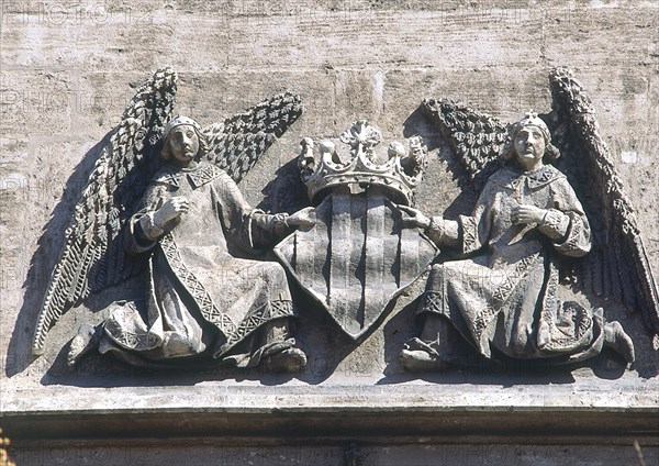 COMPTE PERE
EXTERIOR--DETALLE DE ESCUDO DE ARMAS DE LA CIUDAD CON ANGELES-S XV- GOTICO