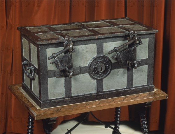 ANTIGUA CAJA DE CAUDALES CON SUS TRES HERRADURAS-
MADRID, ACADEMIA DE LA LENGUA
MADRID

This