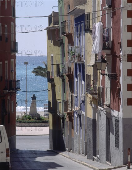 CALLE EN CUESTA - BAJADA AL PASEO MARITIMO - CASAS DE COLORES
VILLAJOYOSA,