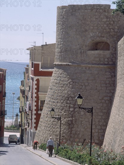 FORTALEZA MEDIEVAL - CALLE QUE BAJA AL PASEO MARITIMO
VILLAJOYOSA, EXTERIOR
ALICANTE

This