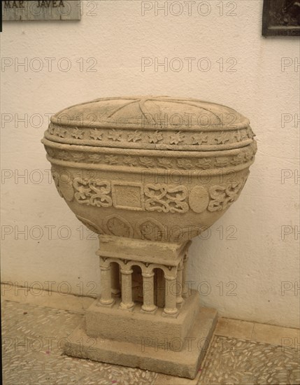 PILA BAUTISMAL CON DECORACION VEGETAL
JAVEA, IGLESIA DE SANTA MARIA DEL LORETO
ALICANTE

This