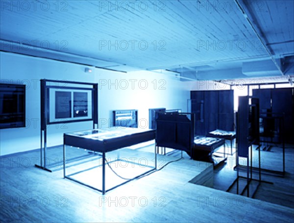MARCO ANGELES 1947-
INSTALACION-SUPLEMENTO-1990- Hierro-Caucho-Cristal-Tubos fluorescentes y