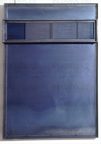 MARCO ANGELES 1947-
INSTALACION-SUPLEMENTO-1990- Hierro-Cristal y Negativos
MADRID, GALERIA