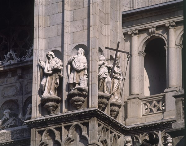ESCULTURA QUE SEPARA LA  PUERTA DEL PERDON DE LA DEL JUICIO - FACHADA PRINCIPAL- S XIV/XV
TOLEDO,